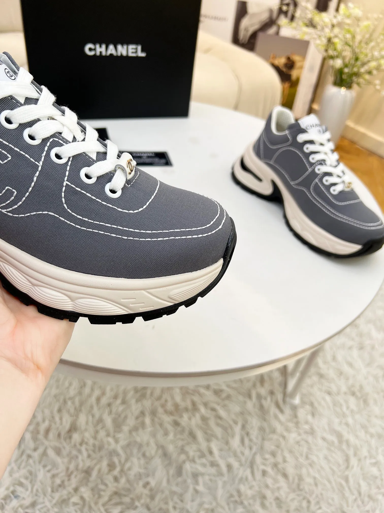 👟👟Ex-factory price 500👟👟 Cloth CHANEL 25C new casual shoes for early spring vacation. A pair of comfortable shoes can reduce the fatigue on your feet. The new style is very versatile, whether it is daily wear or a sister party. It can be easily used for commuting in the workplace, outdoor sports and various occasions. It can increase the height, straighten the legs, modify the shape of the feet, is comfortable and comfortable without rubbing the feet, and has good breathability. It can also be worn in summer. Office workers can also easily own it when wearing it. The fabric is pebbled cowhide + plaid pad to show off sheepskin. The original open-molded rubber foam outsole! size: 35-40 (41 customized, non-refundable and non-exchangeable)